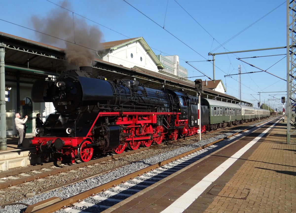 41 1144-9 mit dem Nordhäuser-Express zu sehen am 19.10.14 in Nordhausen .Die Fahrt ging von Gera nach Nordhausen und zurück. 