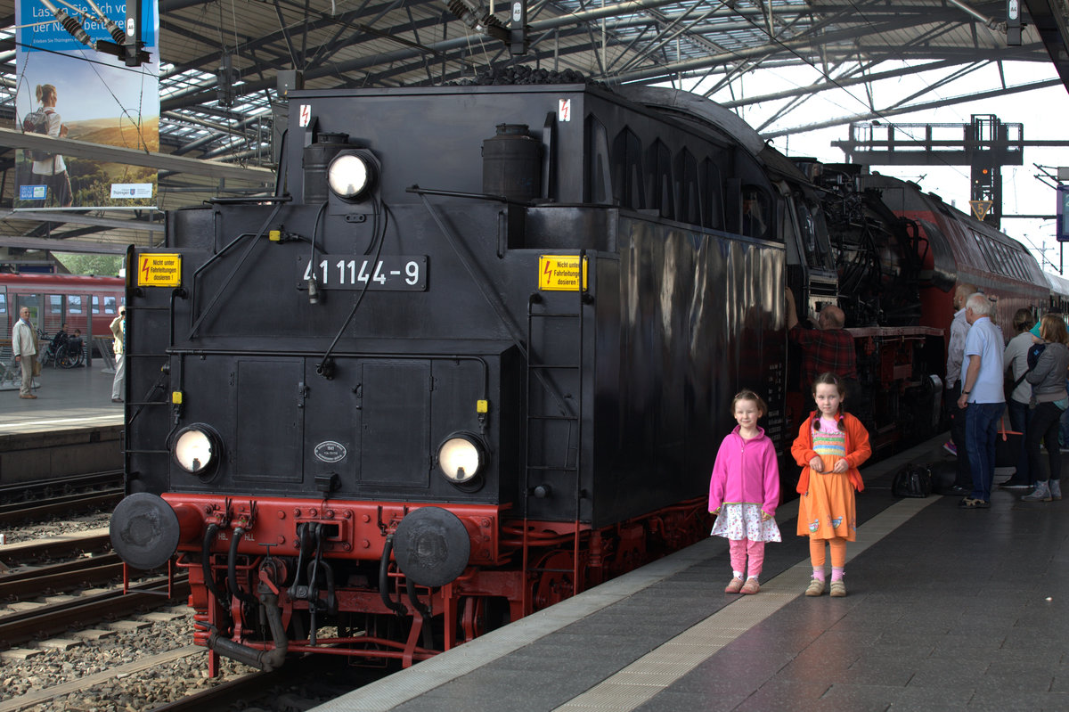 41 1144-9, Tender voraus und die Enkel des Fotografen stellen sich zum Fototermin in Erfurt hbf.28.05.2016  10:53 Uhr