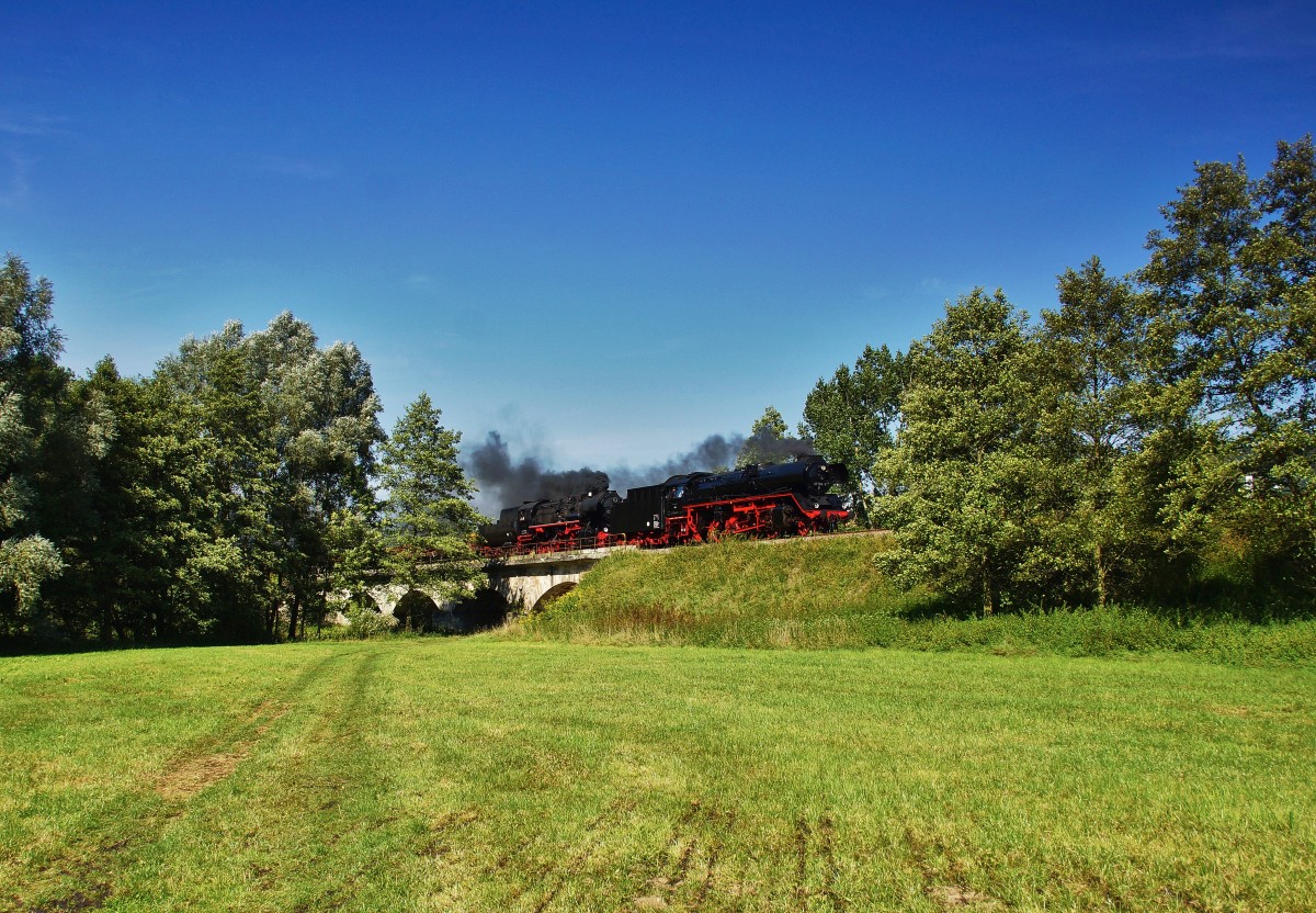 41 1144-9 u. 52 8168-8 sind mit einen Güterzug hier auf der Werrabrücke bei Wasungen am 12.09.15 zu sehen und sind in Richtung Meiningen unterwegs.