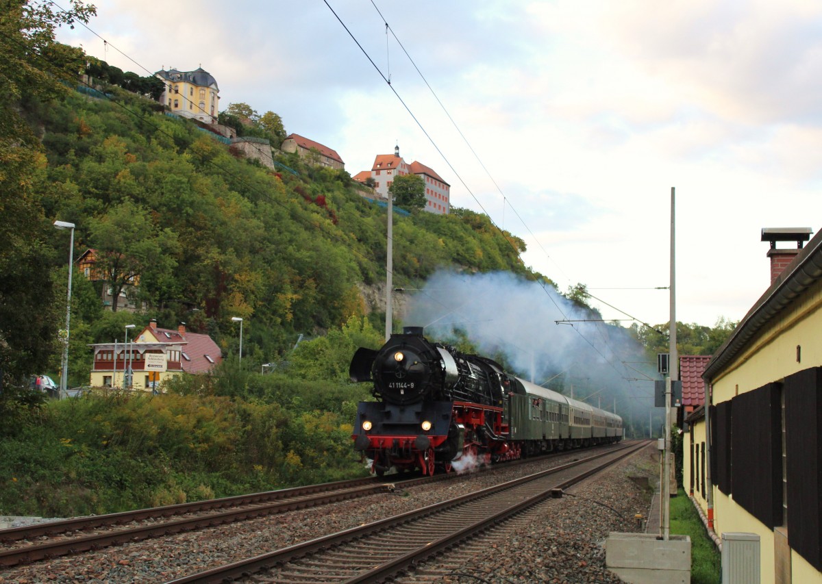 41 1144-9 zu sehen in Dornburg mit dem Rotkäpchenexpress II am 27.09.15.
Foto vom Bahnübergang.