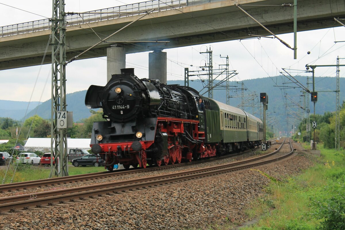 41 1144 (IGE Werrabahn) am 19.9.2021 mit dem  Feen-Wander-Express  von Erfurt über Saalfeld/Saale nach Arnstadt. Hier bei der Einfahrt nach Saalfeld