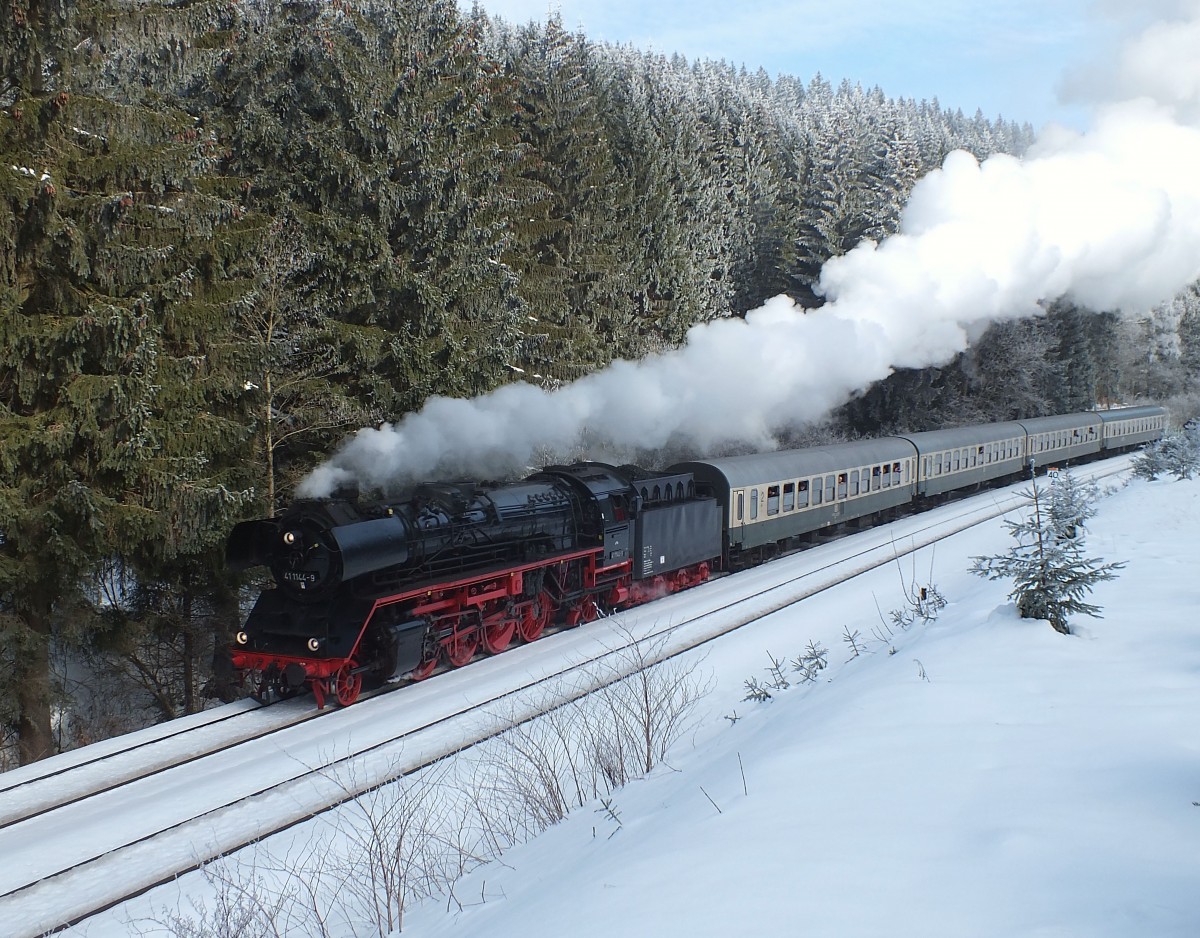 41 1144 mit Sonderzug 'Rodelblitz' am 14.02.2015, kurz nach der Ausfahrt aus dem Bahnhof Oberhof.