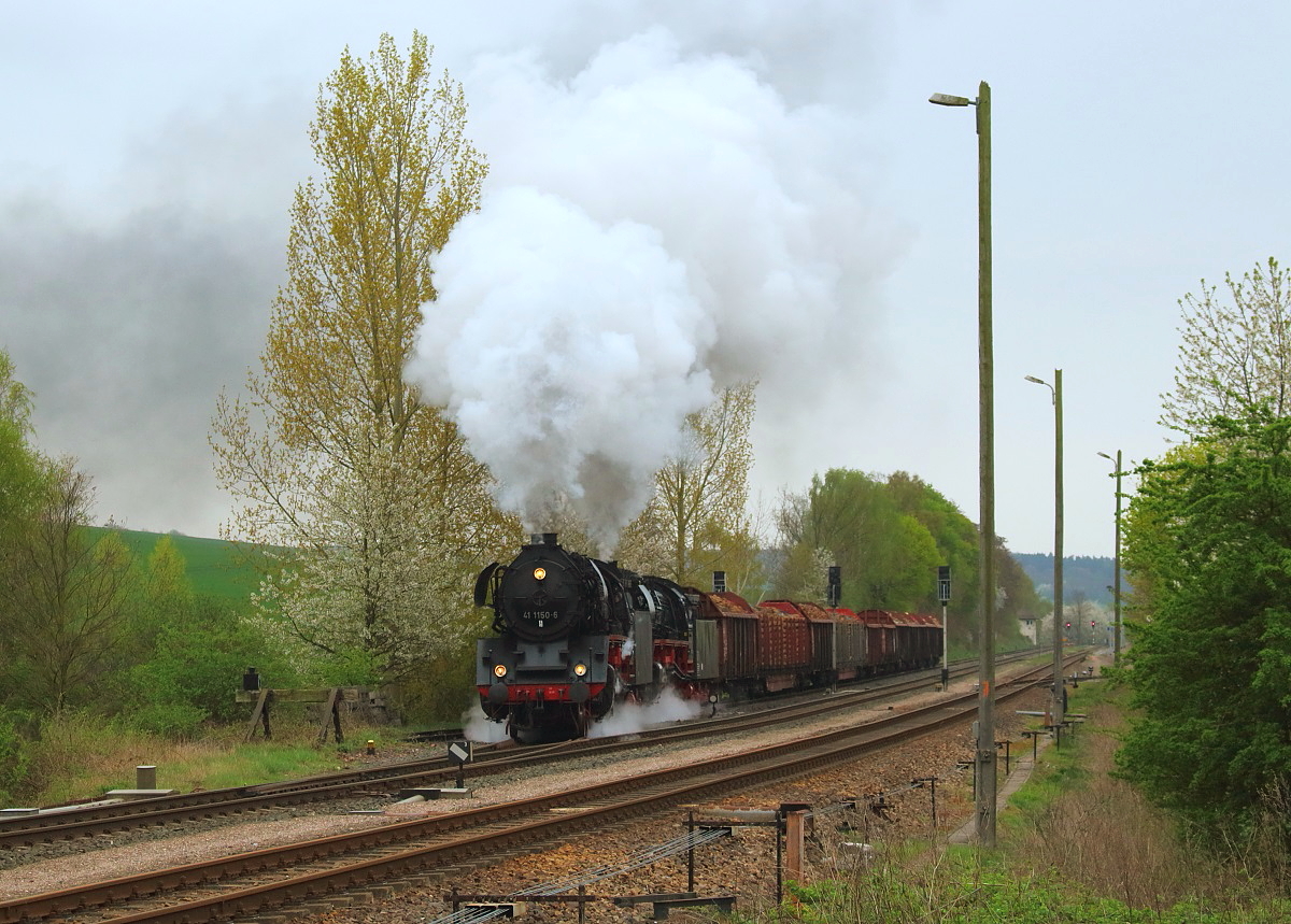 41 1150-6 und 41 1144-9 verlassen mit DGz 91679 am 10.04.2014 den Bahnhof Marksuhl