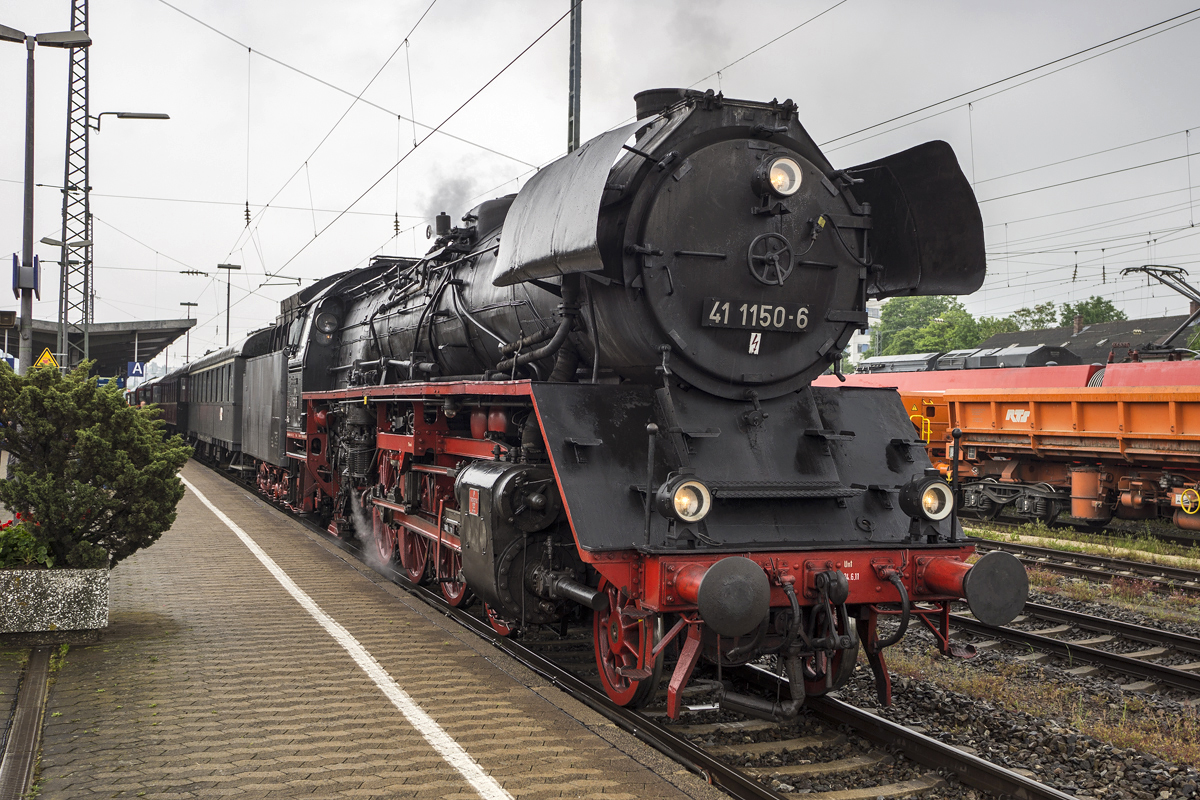 41 1150-6 an der Spitze eines Museumszuges des Bayerischen Eisenbahnmuseums (BEM) am 29.05.2014 im Bahnhof Ansbach.

Hersteller: F. Schichau Maschinen- und Lokfabrik, Elbing
Fabriknr. 3356
Baujahr 1939
Erst-Bw: Stettin
weitere Beheimatungen: Oebisfelde, Güsten
UIC-Nr.: 90 80 0041 150-8 D-BYB
Betreibernr. z.Z.d. Aufnahme: 41 1150-6
ursprüngl. Betriebsnr.: 41 150
Umzeichnungen: 01.07.1970 (41 1150-6), ? (90 80 0041 150-8 D-BYB)
Eigentümer z.Z.d. Aufnahme: Bayerisches Eisenbahnmuseum (BEM), Nördlingen
Ausmusterung (DR): 01.10.1992
Radsatzfolge: 1'D1'h2
Dienstmasse o. Tender (t) 103
max. Radsatzfahrmasse (t): 20
Vmax (km/h): 90
Leistung (PSi): 1990
LüP (mm): 23.905

