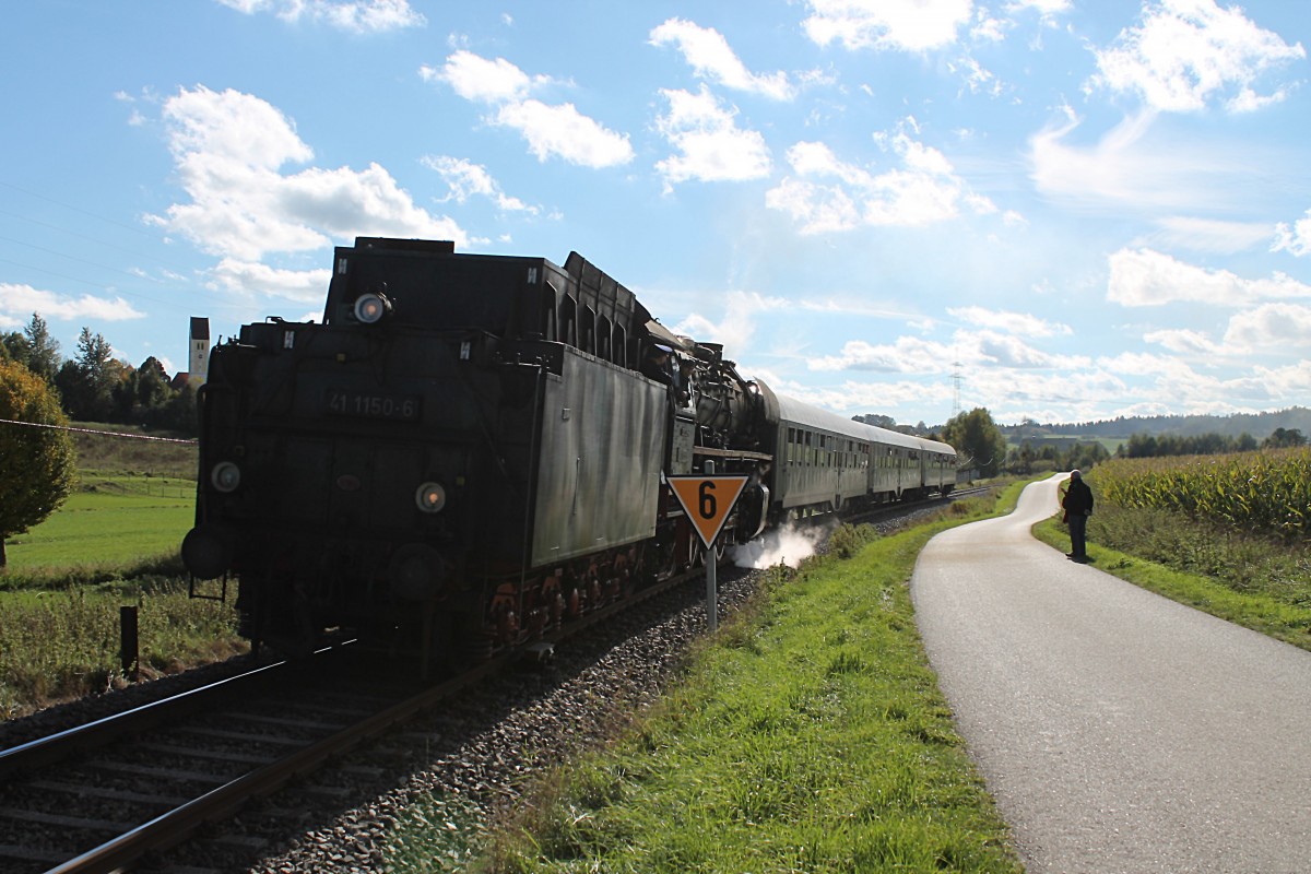 41 1150-6 mit ihrem Zug am 13.10.2013 auf der Steigung kurz vor Altomnster anlsslich des Jubilums 100 Jahre Bahnstrecke Altomnster-Dachau.