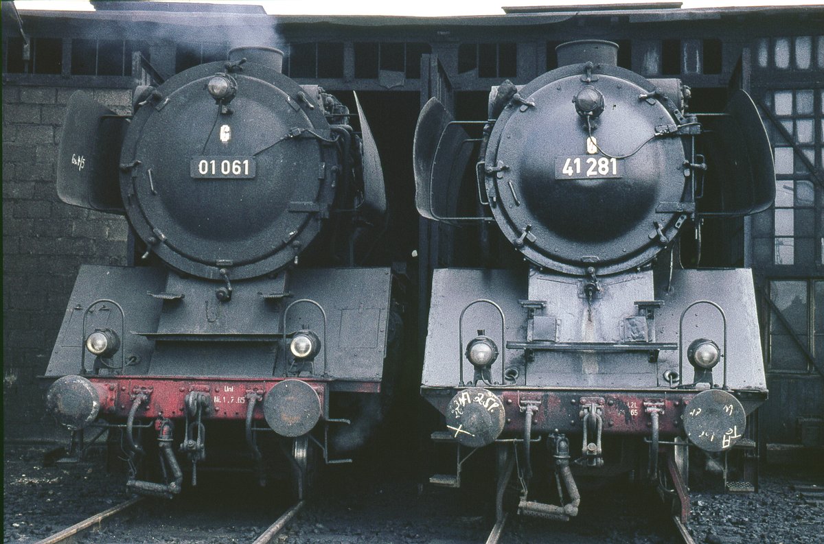 41 281  und  01 061   vor Schuppen Köln - Eifeltor