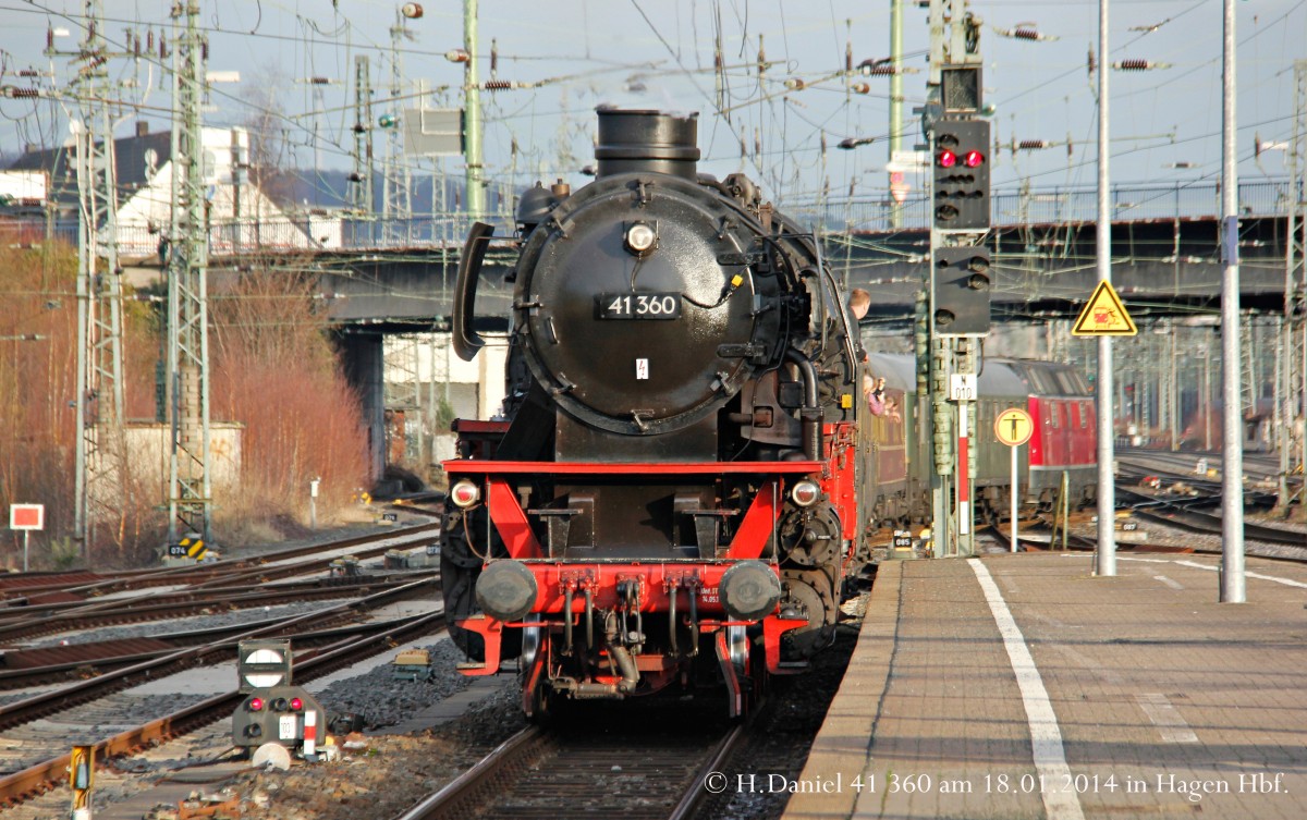 41 360 & V200 116 mit Sonderzug nach Winterberg bei der Ausfahrt in Hagen Hbf, Januar 2014.

