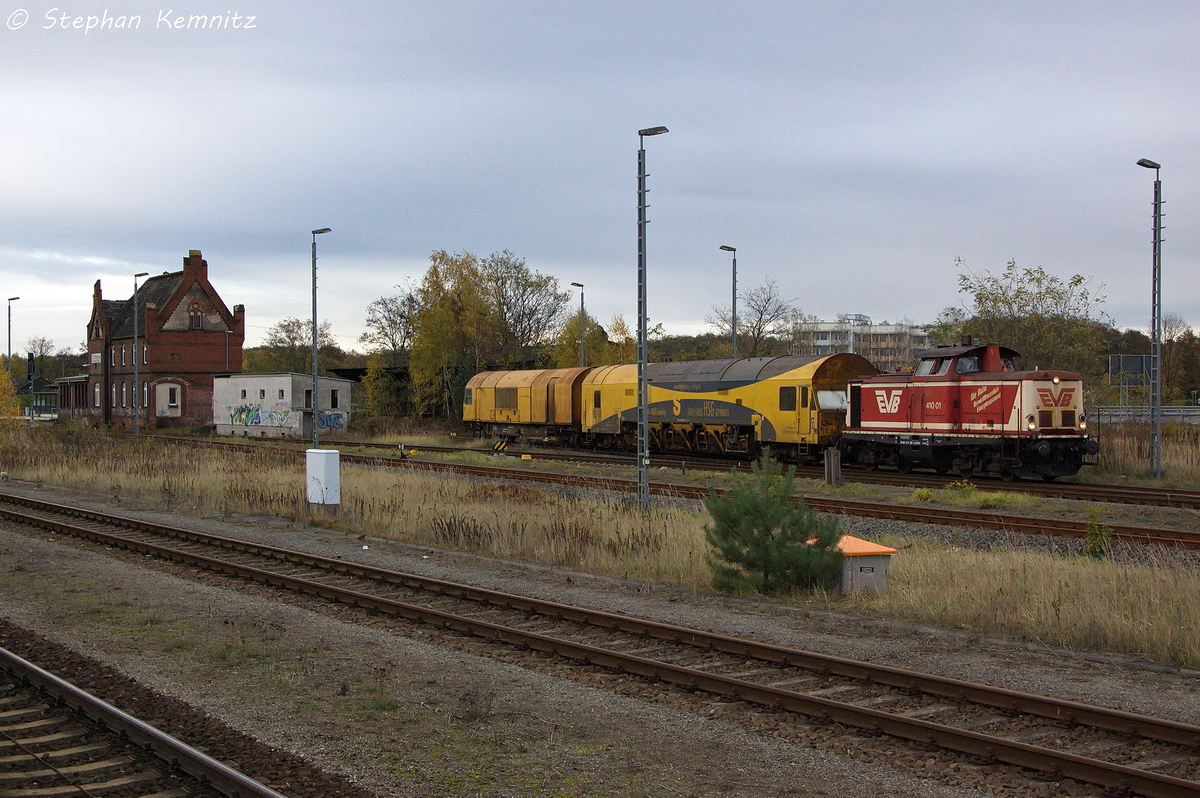 410 01 (211 323-1) evb - Eisenbahnen and Verkehrsbetriebe Elbe-Weser GmbH hatte sich in Rathenow den abgestellten Schienenschleifzug geholt und fuhr dann etwas sp�ter mit dem Schleifzug in Richtung Stendal raus. 07.11.2013