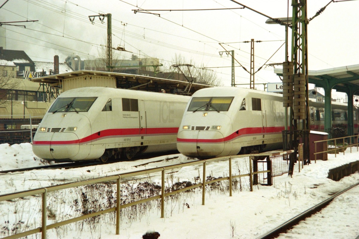 410 101 als Messzug Richtung Hannover und 402 006 als ICE 848/858  Cilly Aussem  (Berlin–Bonn/Dsseldorf) am 11.12.1998 in Lehrte