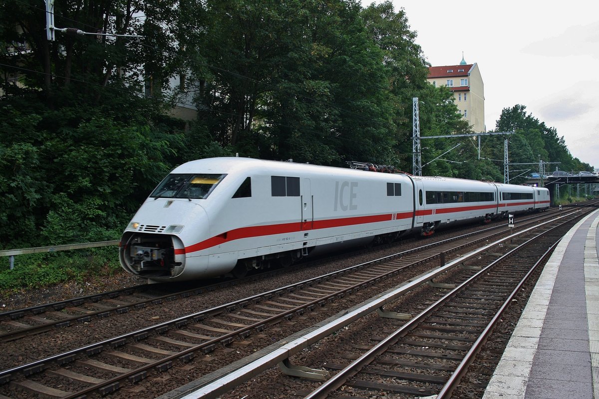 410 102-8 durchfährt am 2.8.2016 die S-Bahnstation Berlin Prenzlauer Allee in Richtung Süden.