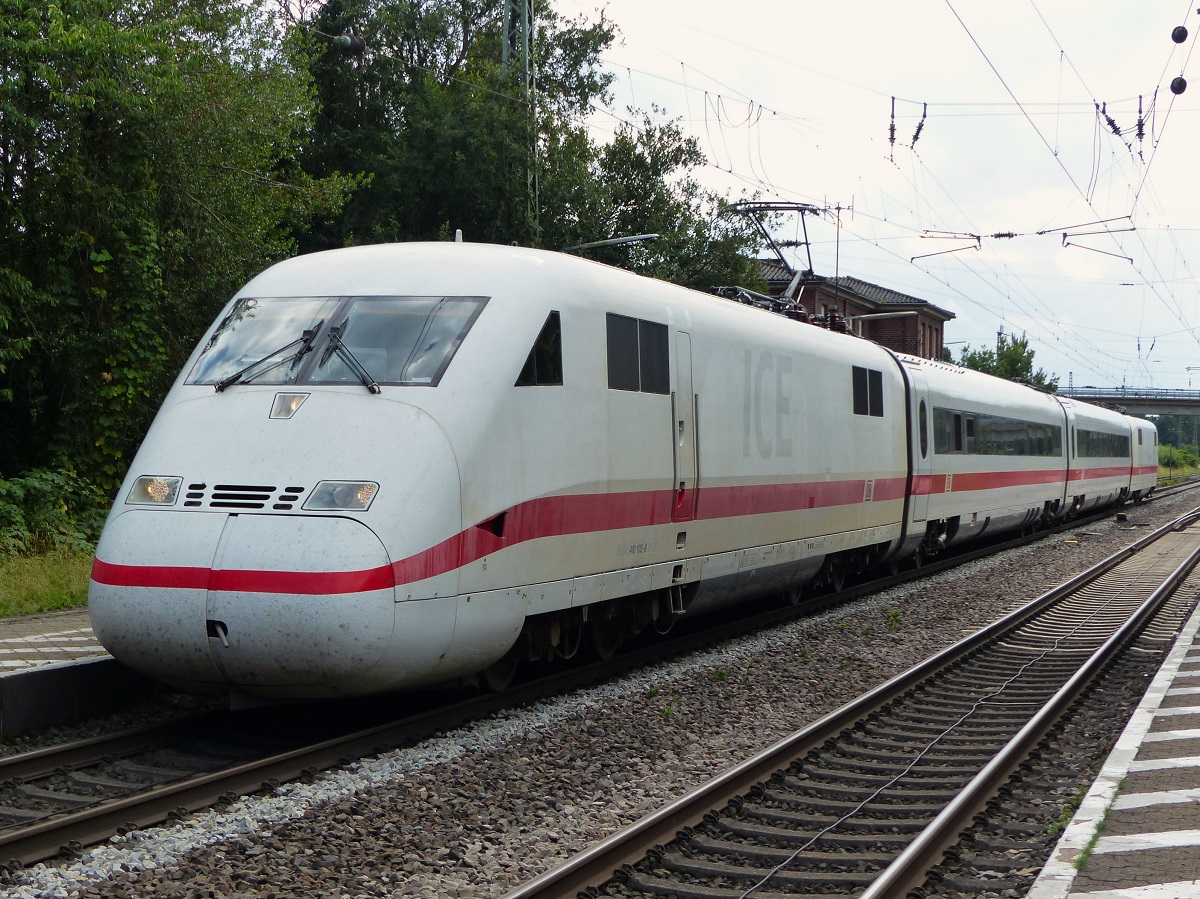 216 1586 der WeserEms Eisenbahn Gmbh bei einem kurzen Zwischenhalt