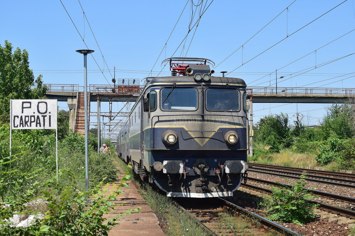 410 809-4 rollt mit dem R 5014 Buzau - Bucuresti Basarab in Carpati ein. Nur wenige Fahrg�ste warten hier auf den Zug da man mit wenigen Minuten Fu�weg auch die Stra�enbahn nach Bucuresti Basarab nehmen kann. 

Bukarest 03.08.2026