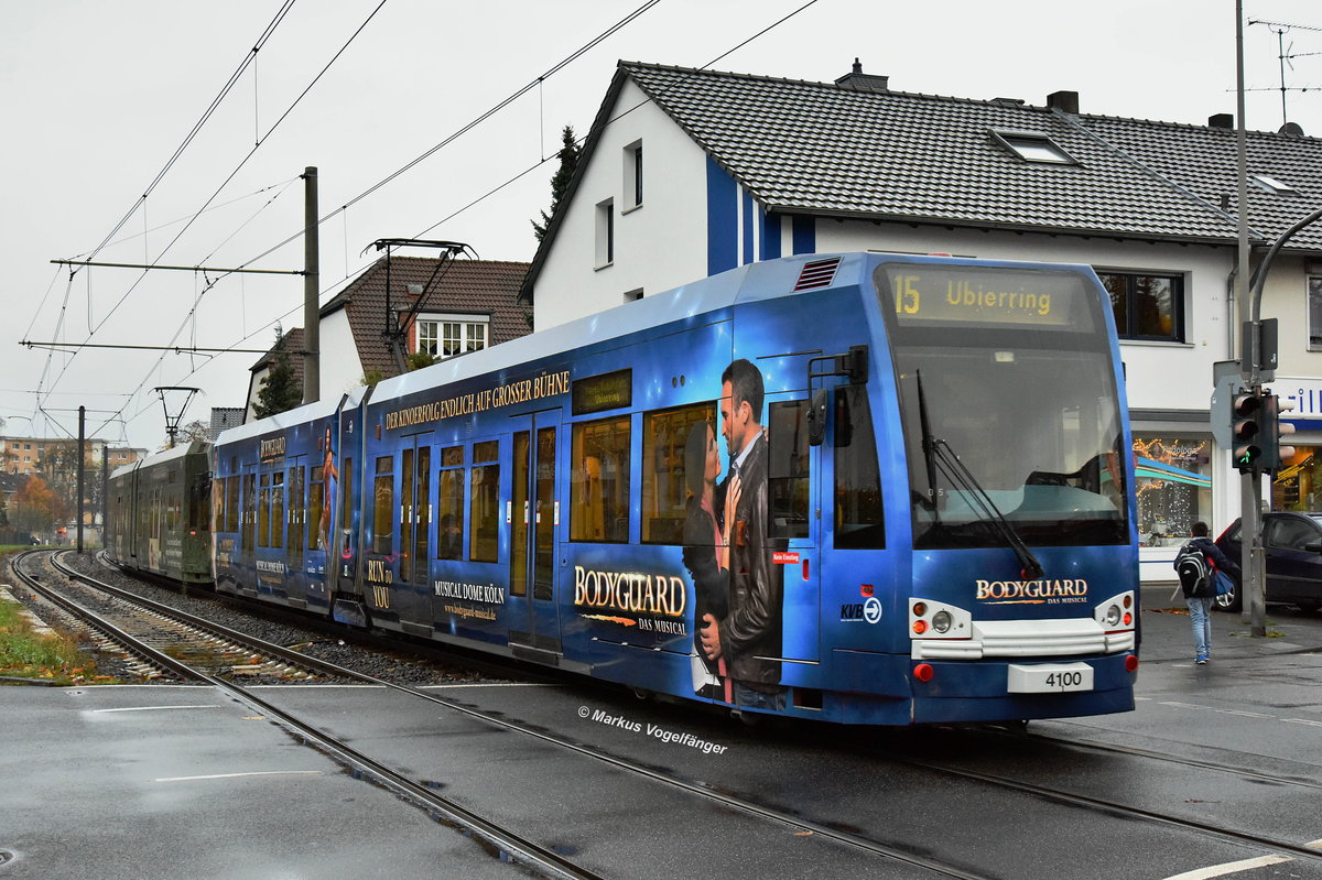 4100 wurde eine neue Ganzreklame  Bodyguard-Das Musical  angebracht nachdem ihm die alte Ganzreklame  Bodyguard-Das Musical  entfernt wurde. 
Hier zu sehen auf der Wilhelm-Sollmann-Straße am 07.11.2016.
