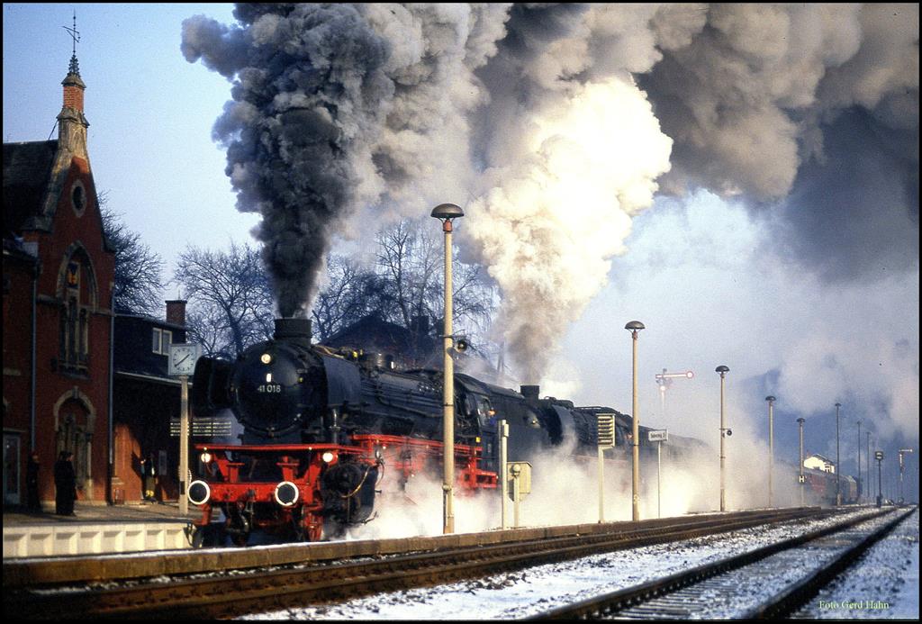 41018 und 031010 fahren mit Volldampf in Gräfenroda ab. Die Aktion fand am 25.1.1992 im Rahmen einer Sonderzugfahrt statt.