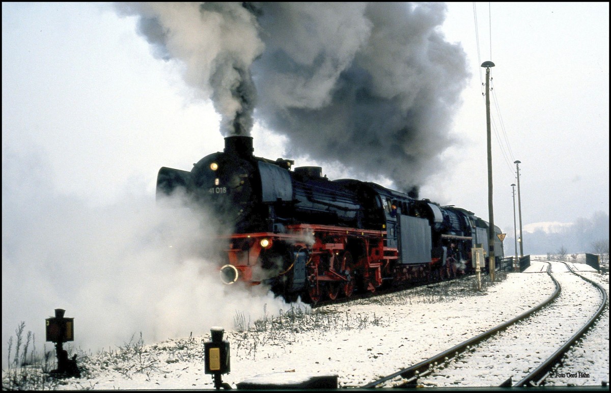 41018 und 031010 rangieren im Bahnhof Grimmenthal am 25.1.1995.
