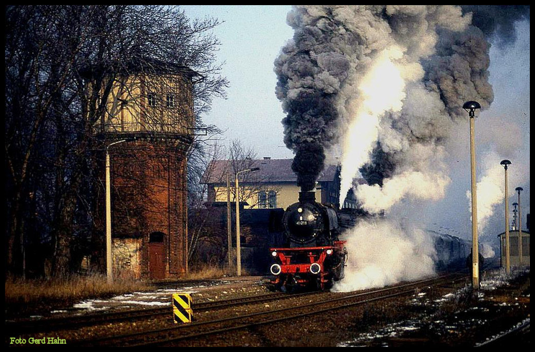 41018 und DR 031010 fahren am 25.1.1992 mit ihrem Sonderzug um 13.18 Uhr in Plaue ab.
