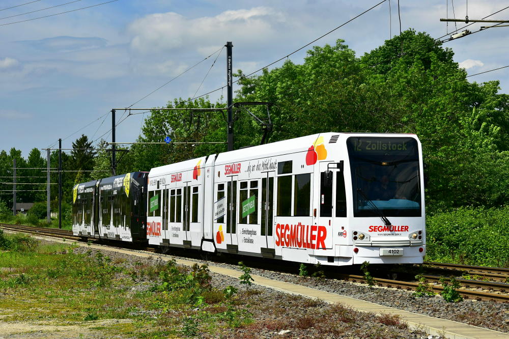4102 wurde als 41. Fahrzeug eine neue Ganzreklame für das Möbelhaus  Segmüller  angebracht. Hier zu sehen in Merkenich am 11.05.2017.