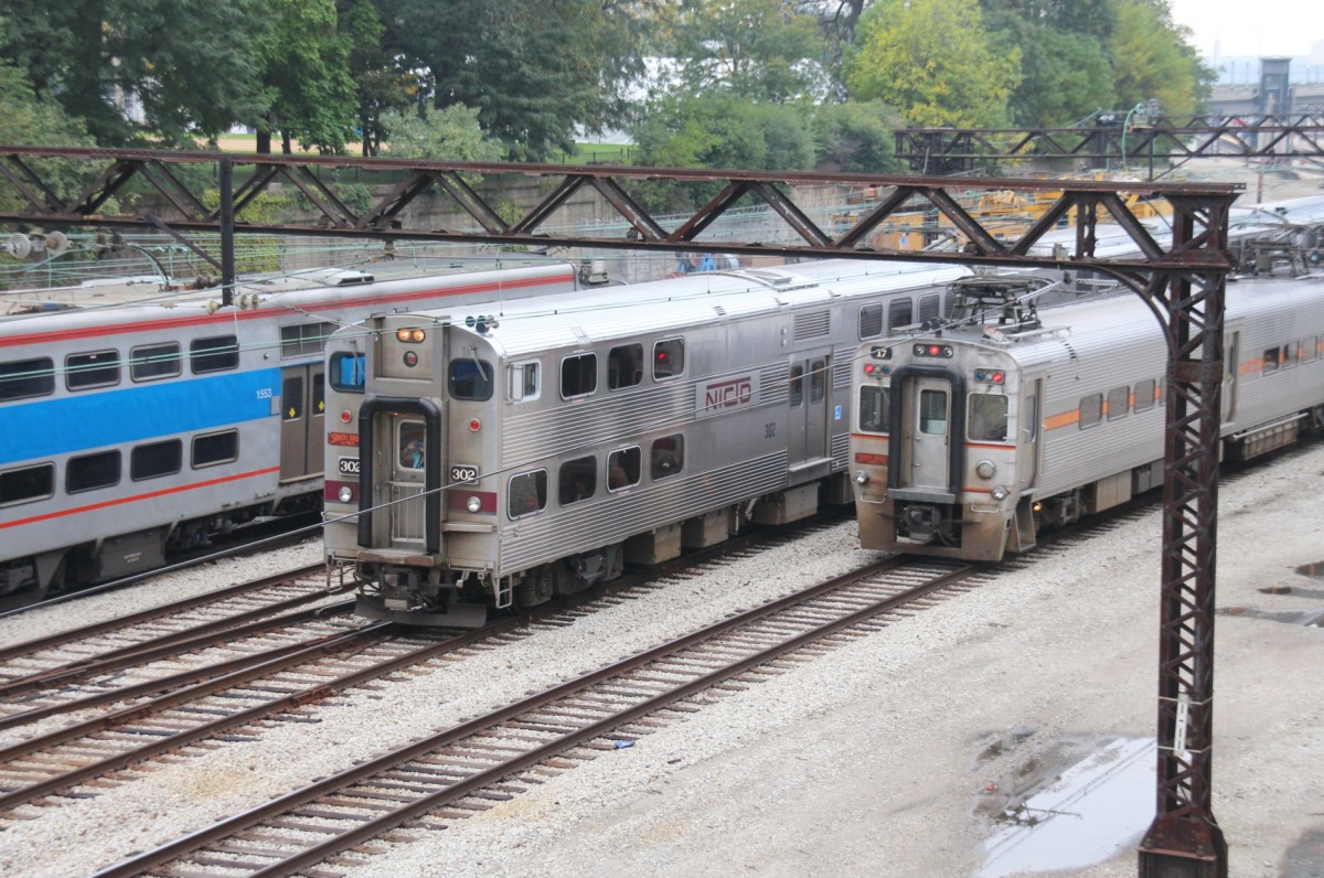 4.10.2013 Chicago. Metra Strecke kurz vor der Station Museum Campus / 11th St. Begegnung 3er Bauarten von Triebzgen (links abgestellt).