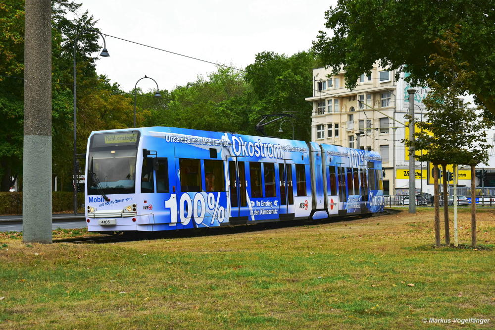 4105 wurde Heute (27.08.2018) als  Ökostrom-Bahn  der Öffentlichkeit auf dem Neumarkt vorgestellt. Hier zu sehen auf dem Weg zum Neumarkt am Aachener Weiher.
