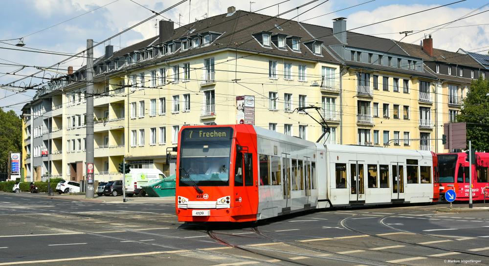 4109 als Linie 7 mit dem Fahrtziel Frechen auf der Kreuzung Aachener Str./Gürtel am 26.08.20129.