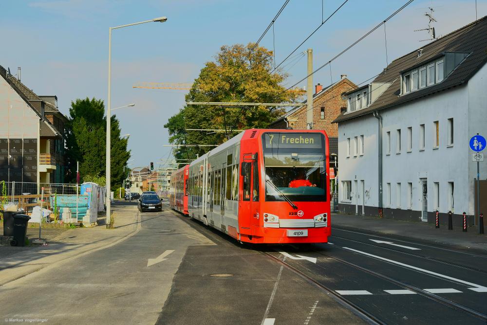 4109 auf der sanierten Gleistrasse in Frechen auf der Kölner Straße am 26.08.2019.
