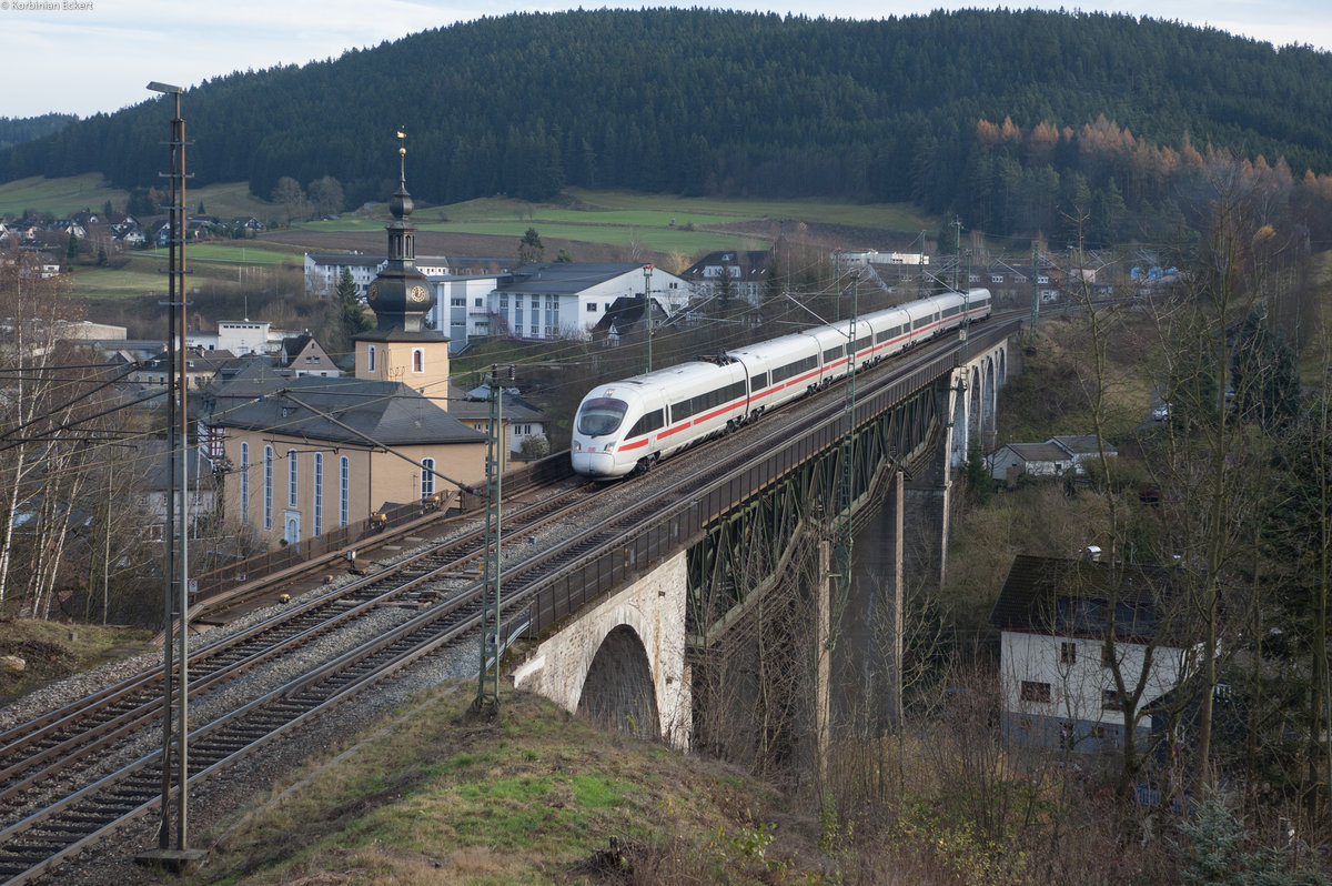 411 001  Neustadt an der Weinstraße  als ICE 1508 von München nach Hamburg bei Ludwigsstadt, 23.11.2017