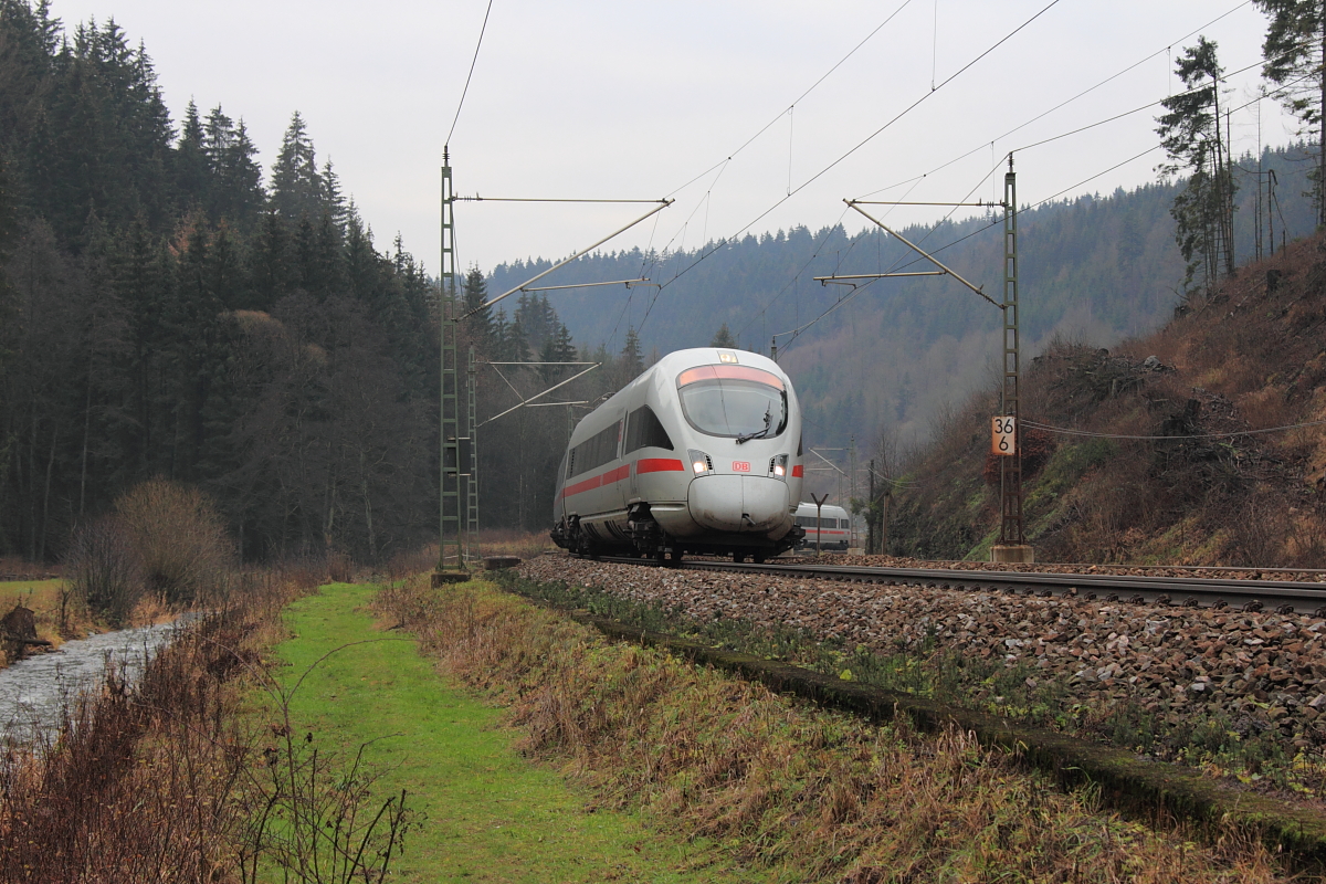 411 002-9  Neubrandenburg  bei Steinbach im Frankenwald am 03.12.2015.
