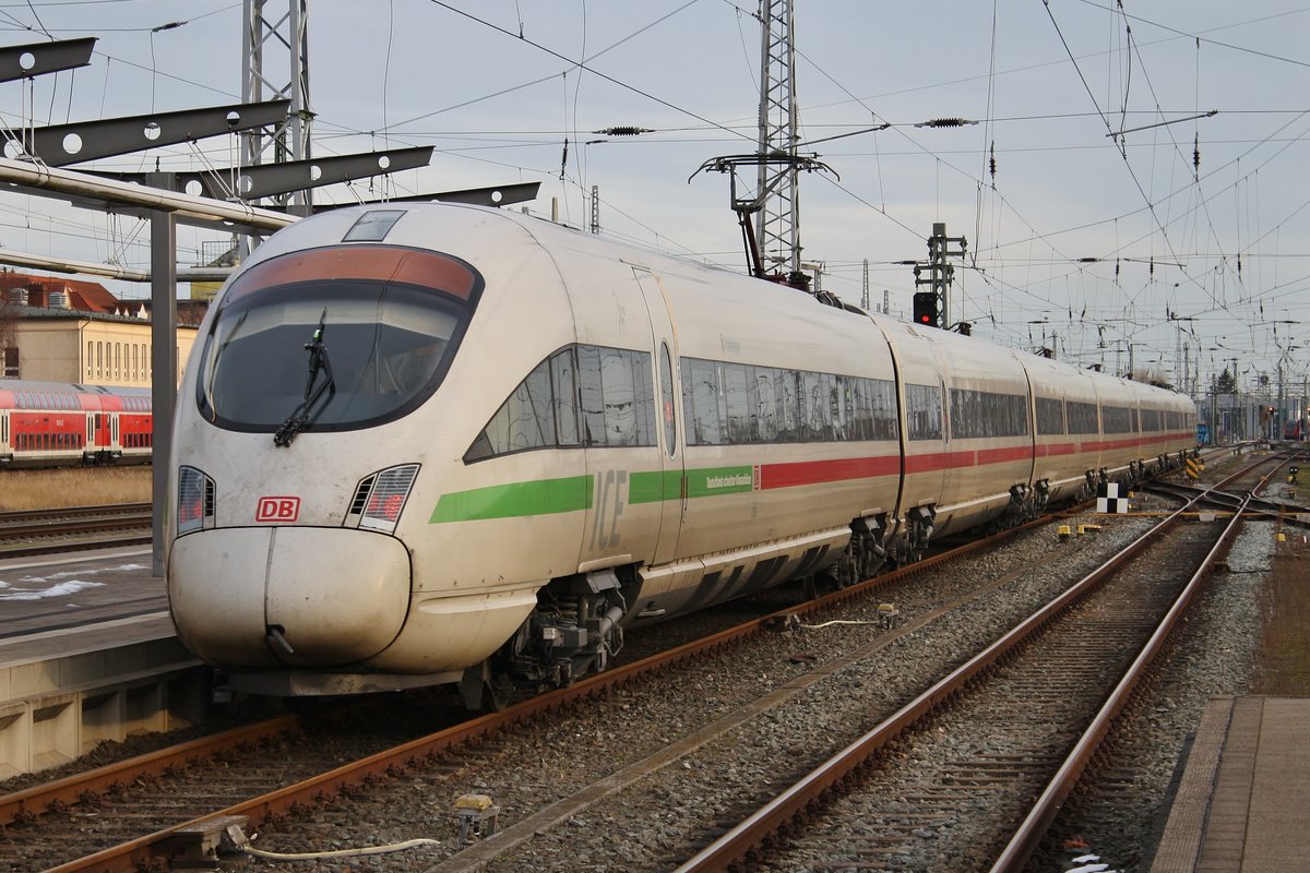 411 003-7  Paderborn  verlässt am 18.02.2021 als ICE52987 nach Hamburg Hauptbahnhof den Rostocker Hauptbahnhof. 