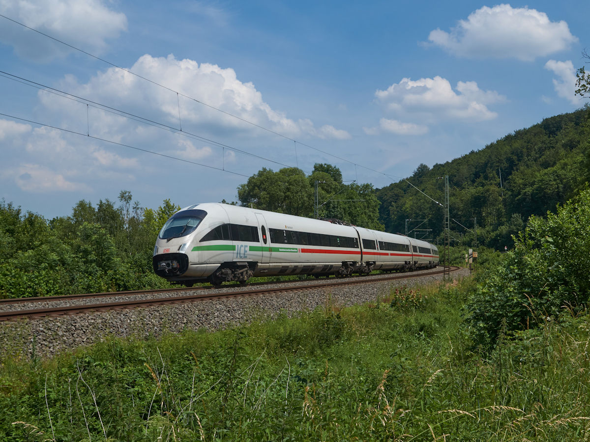 411 003 war am 26.06.2021 als ICE1579 auf dem Weg von Berlin nach Karlsruhe. Da die Schnellfahrstrecke Hannover - Kassel wegen Bauarbeiten gesperrt war wurden viele Züge über Eichenberg und Hann. Münden umgeleitet. Hier befand sich der Zug kurz vor der Ortslage Hann- Münden Bonaforth.