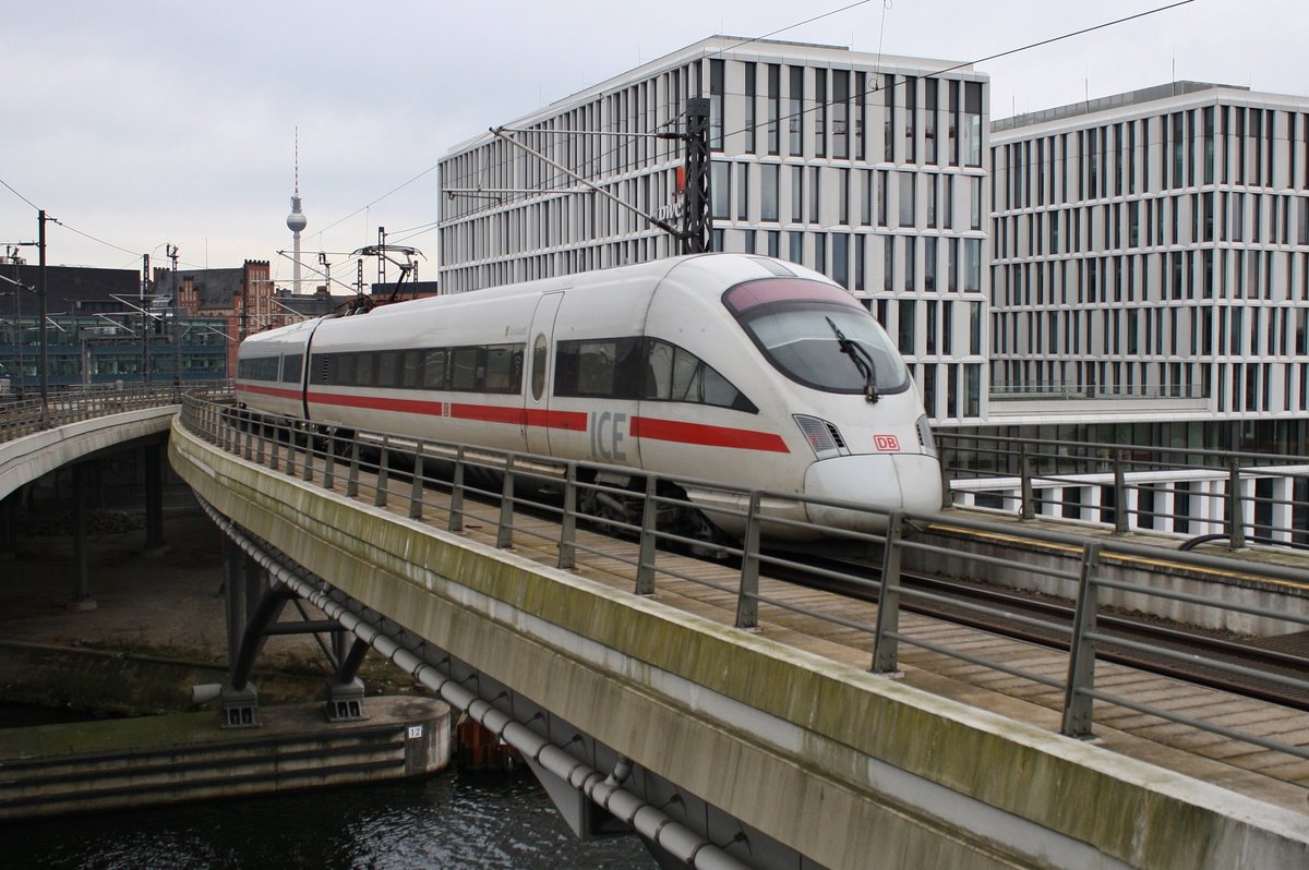 411 004-5  Arnstadt  macht sich am 30.12.2017 als ICE1590 von Frankfurt(Main) Flughafen Fernbahnhof nach Berlin Ostbahnhof im Berliner Hauptbahnhof auf den Weg.