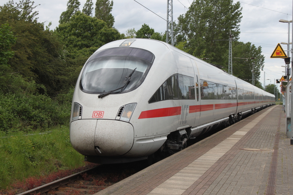 411 005-2  Dresden  als ICE 1736 von Warnemünde nach Frankfurt(Main)Hbf bei der Durchfahrt um 14:08 Uhr in Rostock-Bramow.08.06.2019