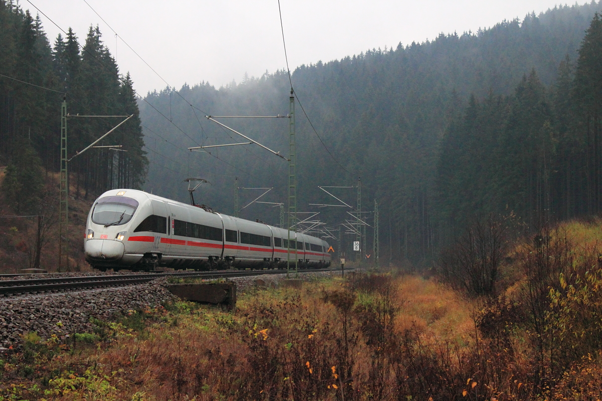 411 009-4  Güstrow  bei Förtschendorf im Frankenwald am 09.11.2015.
