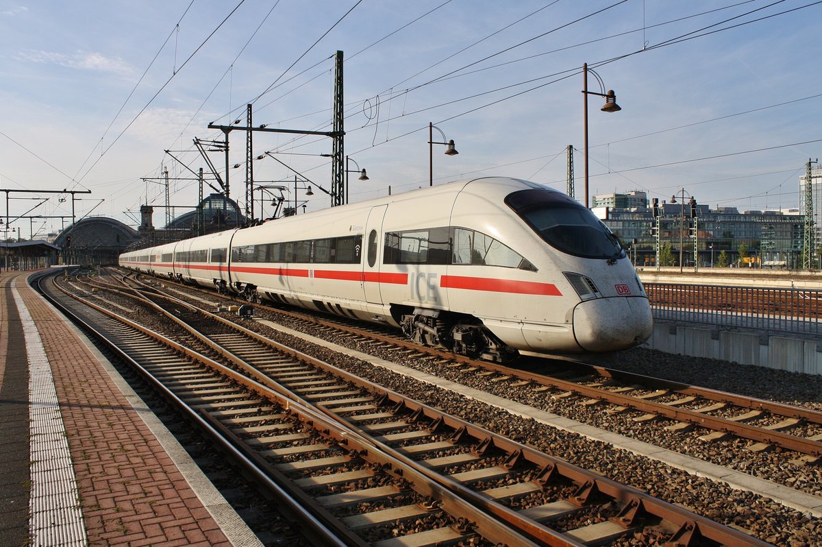 411 009-4  Güstrow  kam am 30.9.2017 als ICE1559 von Wiesbaden Hauptbahnhof nach Dresden Hauptbahnhof. Soeben wird dieser in östlicher Richtung verlassen.