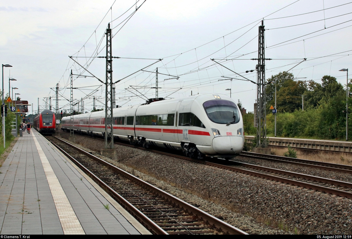 411 009/411 509 (Tz 1109  Güstrow ) als ICE 1601 (Linie 28) von Hamburg-Altona nach München Hbf durchfährt den Bahnhof Büchen auf Gleis 2.
[5.8.2019 | 12:59 Uhr]