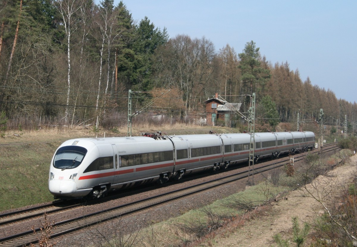 411 011 als ICE 1189 (Hamburg-Altona–M�nchen Hbf) am 02.04.2011 zwischen Unterl�� und Eschede