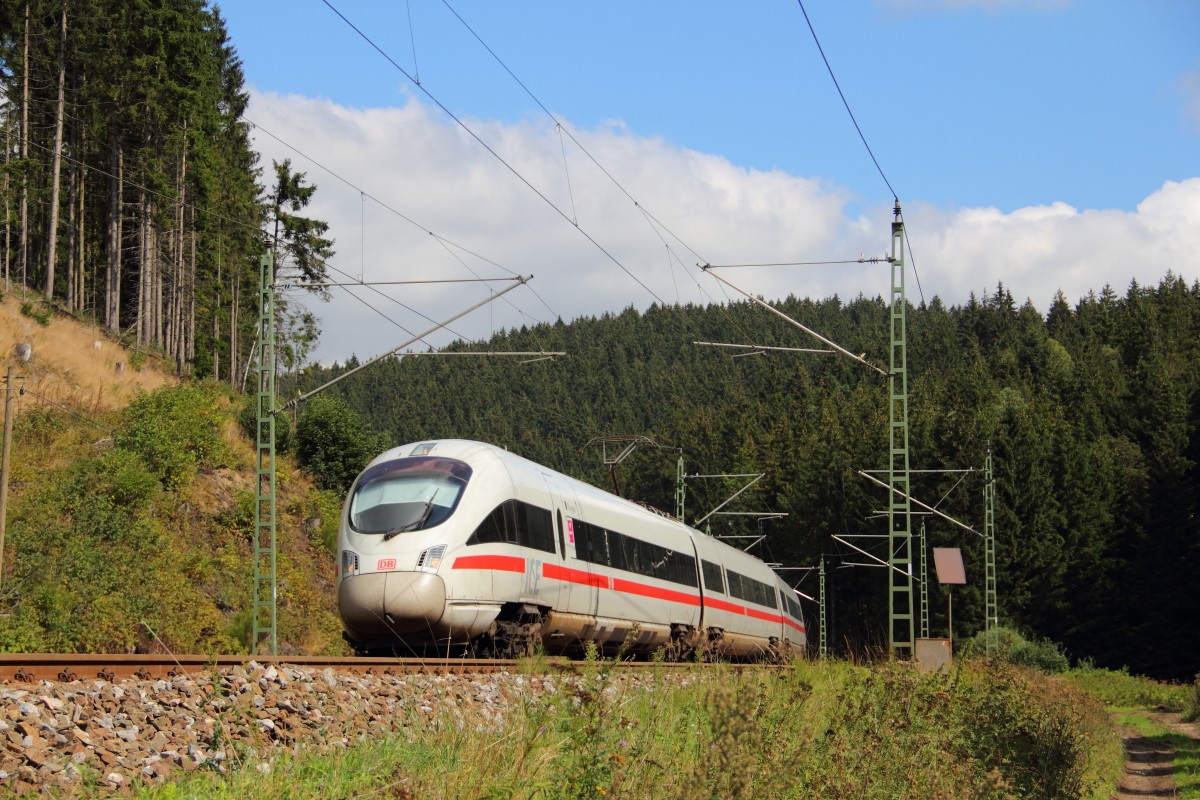 411 017-7  Erlangen  im Frankenwald bei Förtschendorf am 06.09.2015.