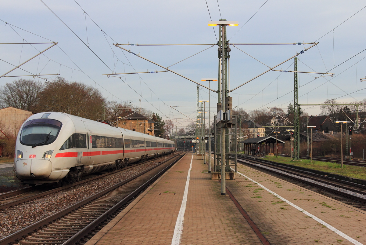 411 017-7  Erlangen  in Hochstadt/ Marktzeuln am 27.12.2015.