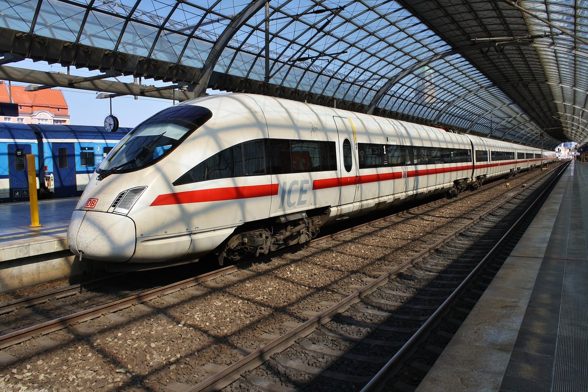 411 017-7  Erlangen  steht am 19.4.2019 als ICE1699 von Berlin Ostbahnhof nach Frankfurt(Main) Hauptbahnhof in Berlin Spandau. 