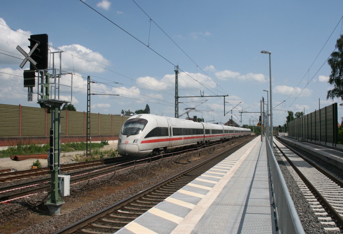 411 018 als ICE 1180 (Mnchen Hbf–Hamburg-Altona) am 30.06.2012 in Bardowick; rechts das bereits vollstndig errichtete, aber noch nicht genutzte 3. Gleis Stelle–Lneburg, das in diesem Bereich im Dezember 2012 in Betrieb ging.