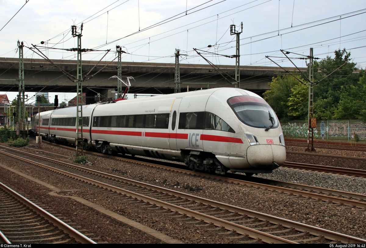 411 018/411 518 (Tz 1118  Plauen/Vogtland ) und 411 ??? als ICE 1723 (Linie 25) von Hamburg-Altona nach München Hbf verlassen den Bahnhof Hamburg-Harburg auf Gleis 4.
Aufgenommen von Bahnsteig 5/6.
[5.8.2019 | 16:42 Uhr]
