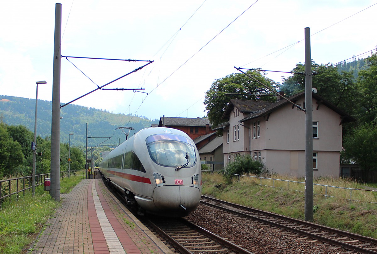 411 026-8  Leipzig  durchfährt am 11.07.2014 den Bahnhof von Kaulsdorf (Saale) seinen nächsten Halt in Saalfeld (Saale) entgegen. Weiter geht die Reise des ICE 1608 nach Hamburg-Altona.