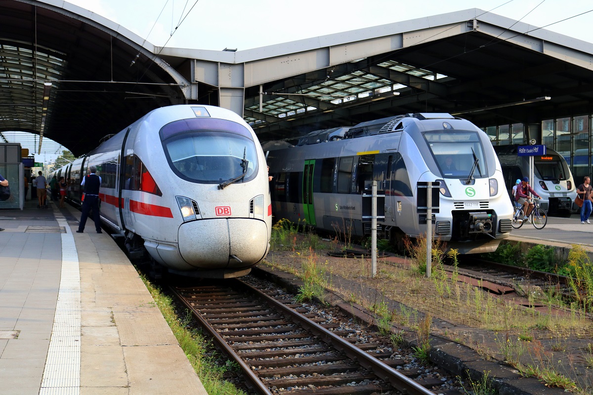 411 026 (Tz 1126  Leipzig ) als ICE 1631 (Linie 15) von Frankfurt(Main)Hbf nach Berlin Hbf (tief) trifft auf 1442 118 und einen weiteren 1442 (Bombardier Talent 2) der S-Bahn Mitteldeutschland als S 37357 (S3) von Halle(Saale)Hbf nach Geithain in Halle(Saale)Hbf. [26.8.2017 - 17:50 Uhr]