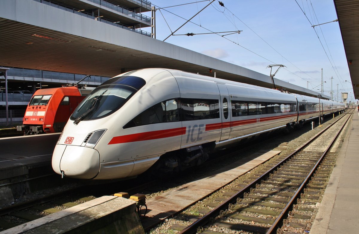 411 027-6  Weimar  trifft am 25.3.2017 als ICE1082 von München Hauptbahnhof in Hamburg-Altona auf 101 061-0 mit dem IC2320 von Frankfurt(Main) Hauptbahnhof nach Hamburg-Altona.