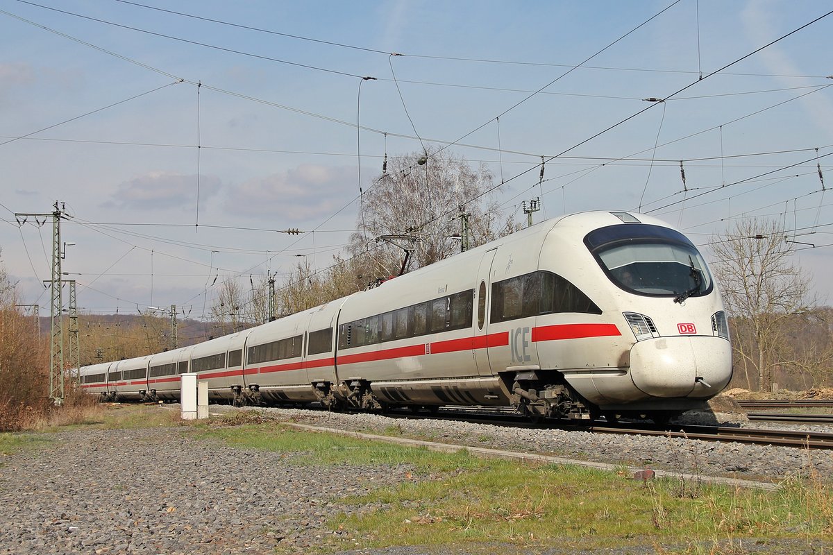 411 027 als ICE 1579 in Richtung Karlsruhe HBF bei der Einfahrt in Baunatal Guntershausen. 20.03.2019