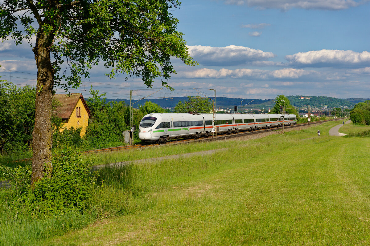 411 027  Weimar  als ICE 90 (Wien Hbf - Hamburg-Altona) bei Postbauer-Heng, 27.05.2020