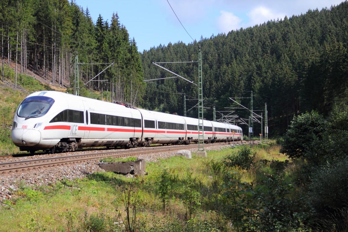 411 028-4  Reutlingen  im Frankenwald bei Förtschendorf am 06.09.2015.