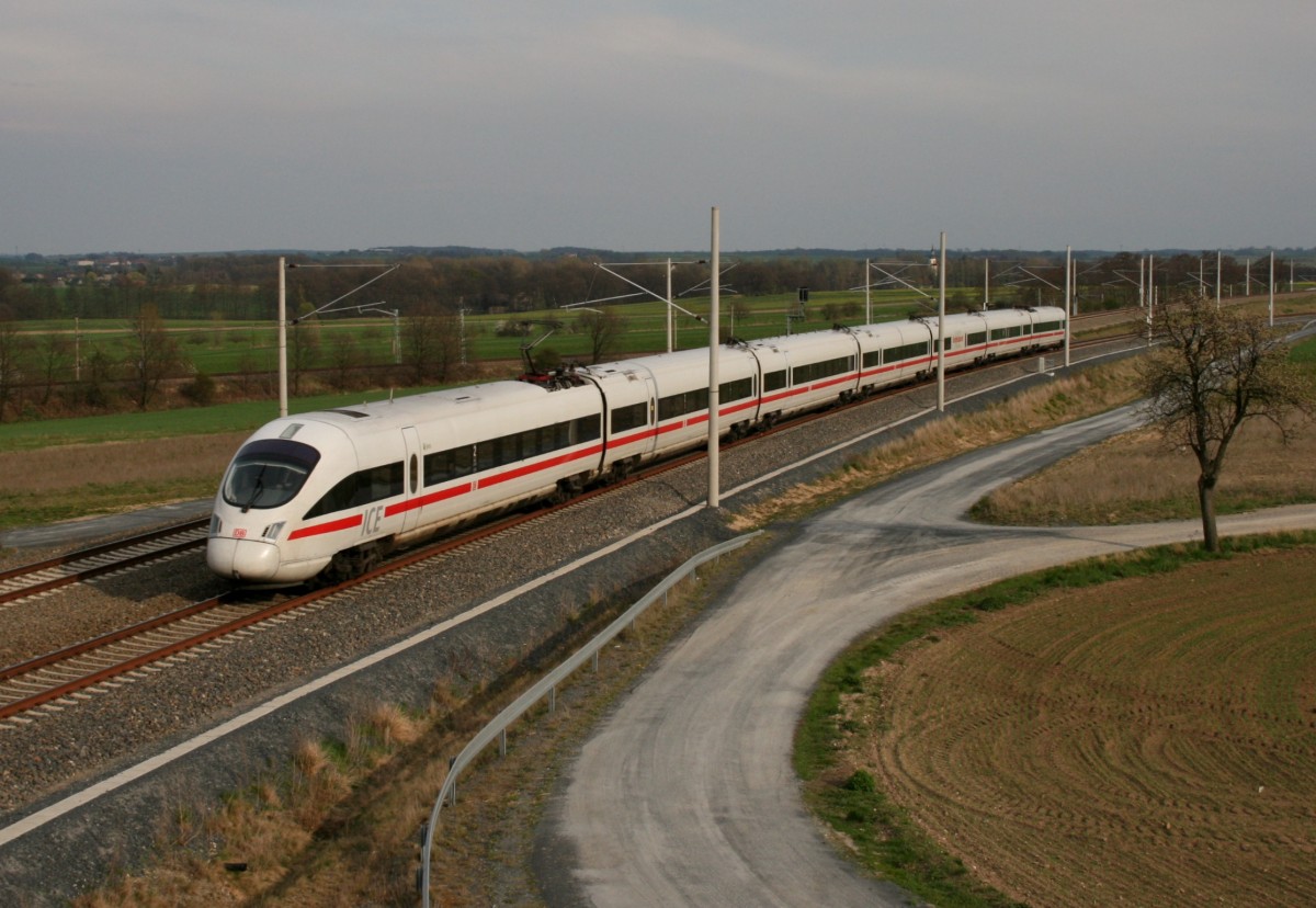 411 030 als ICE 1651 (Wiesbaden Hbf–Dresden Hbf) am 19.04.2012 zwischen Leckwitz und Kottewitz
