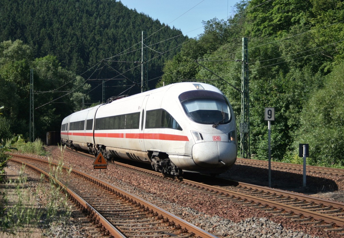 411 031 als ICE 1512 (Mnchen Hbf–Berlin–Hamburg-Altona) am 16.08.2013 in Hockeroda, aufgenommen vom Bahnsteigende