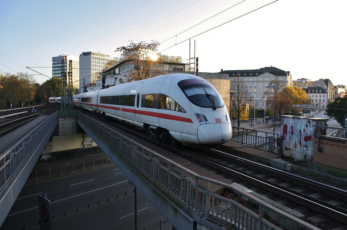 411 052-4  Travemünde  fährt am 10.11.2019 als ICE1585 von Hamburg-Altona nach Göttingen aus Hamburg Dammtor aus.