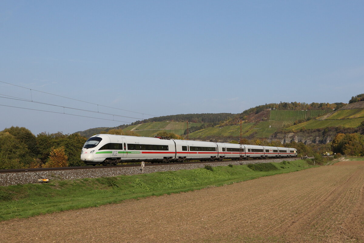 411 052  Travemünde  aus Gemünden kommend am 12. Oktober 2022 bei Himmelstadt im Maintal.